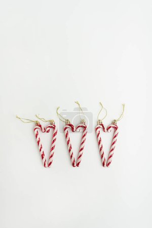Foto de Corazón, símbolo de amor hecho de bastones de caramelo de Navidad sobre fondo blanco - Imagen libre de derechos