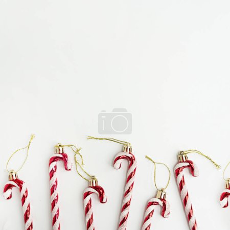 Foto de Estética decoración minimalista navideña. Bastones de caramelo sobre fondo blanco. Tarjeta de Navidad - Imagen libre de derechos