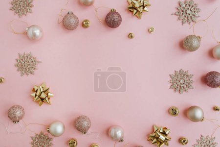 Foto de Estética disposición creativa de coloridas bolas de Navidad y juguetes sobre fondo rosa pastel. Piso tendido, vista superior - Imagen libre de derechos