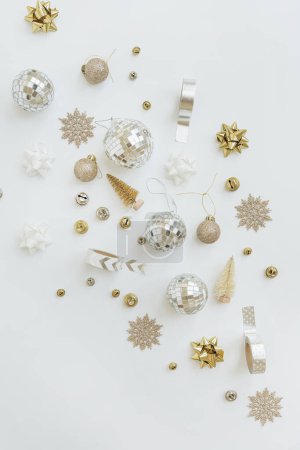 Foto de Elegante composición navideña. Decoraciones del árbol de Navidad de oro: bolas, bolas, estrellas, cintas. Plano laico, concepto de vacaciones vista superior - Imagen libre de derechos