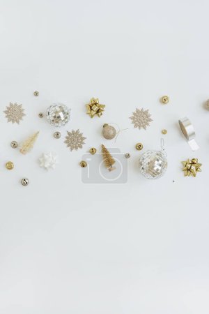 Foto de Composición navideña con adornos de oro y beige: bolas, árboles de juguete, estrellas. Minimalista Año Nuevo, tarjeta de vacaciones de invierno - Imagen libre de derechos