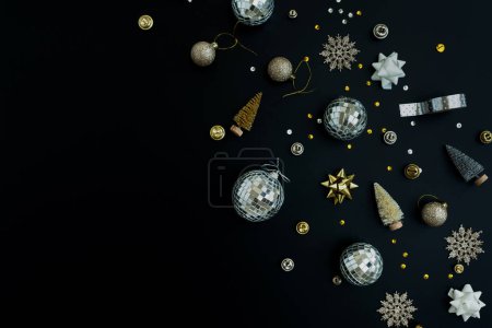 Foto de Confiti dorado y bolas de árbol de Navidad sobre fondo negro. Piso laico, vista superior Navidad vacaciones fondo - Imagen libre de derechos
