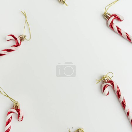 Foto de Fondo de Navidad. Copiar el marco espacial hecho de bastones de caramelo. Decoraciones del árbol de Navidad con espacio en blanco - Imagen libre de derechos