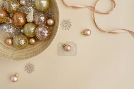 Foto de Navidad, composición de las fiestas de Año Nuevo. Bolas de bolas de Navidad de oro, estrellas sobre fondo beige neutro. Flat lay, maqueta festiva vista superior con espacio de copia en blanco - Imagen libre de derechos