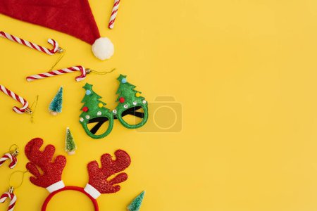 Téléchargez les photos : Nouvel An drôle, accessoires de Noël pour la fête des vacances d'hiver fête sur fond jaune - en image libre de droit
