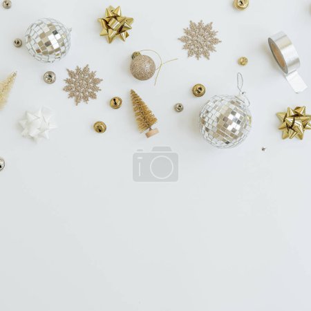 Téléchargez les photos : Elégante composition de Noël. Décorations d'arbre de Noël en or : boules, boules, étoiles, rubans. Pose plate, vue sur le dessus concept de vacances - en image libre de droit