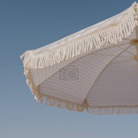 Foto de Mínimo concepto de vacaciones de verano. Paraguas de playa frente al cielo azul. Relajante, descansando en la playa - Imagen libre de derechos