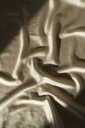 Téléchargez les photos : Esthétique or brillant tissu satiné de luxe texture tissu - en image libre de droit