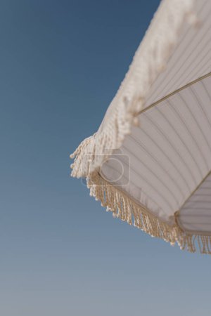 Foto de Sombrilla de playa frente al cielo azul - Imagen libre de derechos