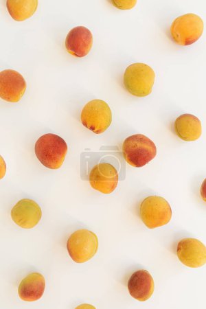 Foto de Patrón de frutas de melocotones frescos sobre fondo blanco - Imagen libre de derechos