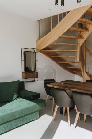 Téléchargez les photos : Lumineux design intérieur moderne décoré avec des meubles. Appartements à louer - en image libre de droit