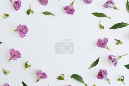 Téléchargez les photos : Cadre vierge avec espace de copie de maquette vierge fait de fleurs violettes élégantes et de feuilles. Flat lay, top view brand, blog, site web, modèle de médias sociaux - en image libre de droit