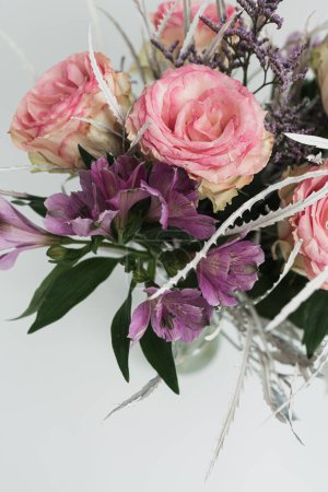 Téléchargez les photos : Beau bouquet de fleurs roses et violettes sur fond blanc - en image libre de droit