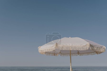 Foto de Sombrilla, cielo azul y mar - Imagen libre de derechos