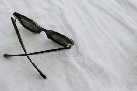 Téléchargez les photos : Composition minimaliste de la mode esthétique avec des lunettes de soleil féminines tendance. Boutique en ligne chic élégant, achats en ligne, blog, composition de l'image de marque des médias sociaux - en image libre de droit