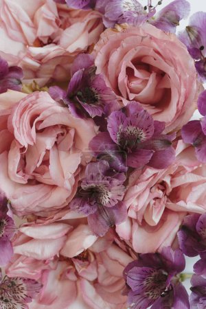 Téléchargez les photos : Modèle composé de fleurs roses roses. Valentine's Day background - en image libre de droit