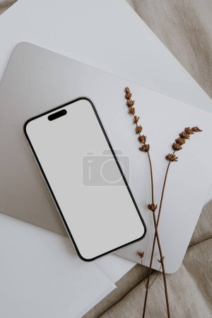 Foto de Teléfono inteligente de pantalla en blanco con espacio de copia vacío. Estético color beige neutro bronceado y blanco. Mínima maqueta diseñada para sitio web, redes sociales, blog, revista - Imagen libre de derechos