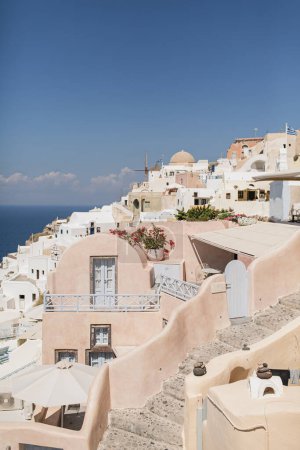 Téléchargez les photos : Vue pittoresque sur la mer de Santorin, Oia en Grèce. Bâtiments médiévaux blancs historiques. Vacances d'été, vacances, voyage - en image libre de droit