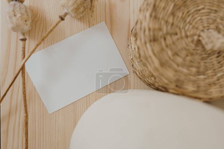 Foto de Hoja de tarjeta de papel en blanco con espacio libre de copia vacío para maqueta. Piso tendido, vista superior - Imagen libre de derechos