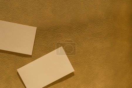 Téléchargez les photos : Cartes de feuille de papier vierges avec espace de copie maquette sur la table. Modèle de marque d'entreprise minimal - en image libre de droit
