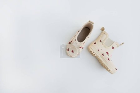 Téléchargez les photos : Bottes en caoutchouc beige pour enfants, bottes de pluie. Mode bébé - en image libre de droit