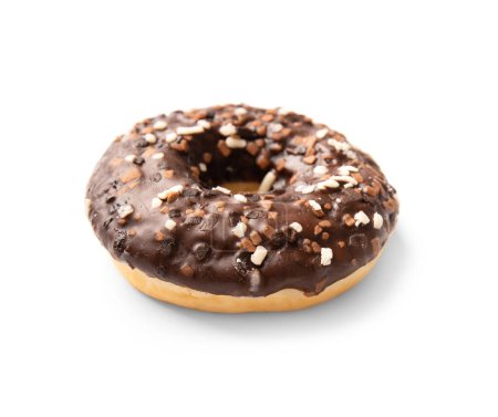 Téléchargez les photos : One donut in chocolate glaze sprinkled with pieces of white, milk and dark chocolate isolated on a white background. High-calorie junk food. Sweet snack. Baking for breakfast. - en image libre de droit