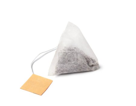 Pyramidenförmiger Teebeutel mit Etikett auf weißem Hintergrund.