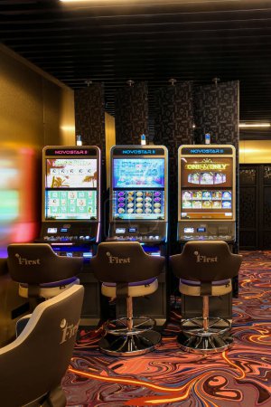 Foto de Nikolaev, Ukraine, - October 21, 2021: slot machines of the casino "First" in the hotel "Green Day". Deluxe Game Club in the hotel. The interior of the hotel-based casino. - Imagen libre de derechos