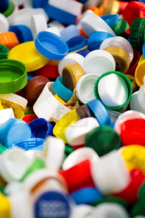 Tapas de botellas de plástico multicolor, recolección y reciclaje de plástico, reciclaje, protección del medio ambiente, conservación de la naturaleza, problemas de ecología. Fondo de tapas de plástico.