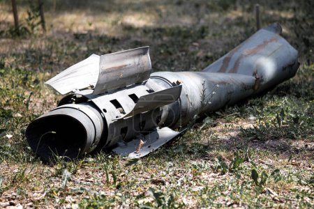 Foto de Múltiples lanzacohetes disparados contra el territorio de Ucrania por invasores rusos, guerra en Ucrania, proyectiles de racimo, armas prohibidas. - Imagen libre de derechos