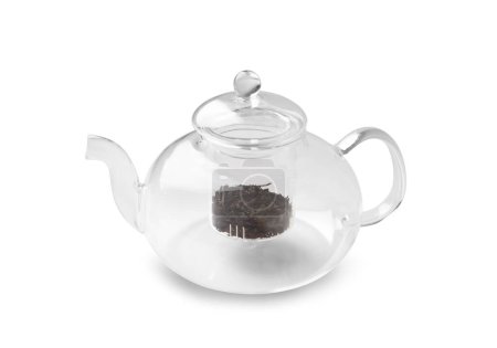 Foto de Tetera transparente de vidrio vacío y té verde seco en ella sobre un fondo blanco. Utensilios para hacer té. - Imagen libre de derechos
