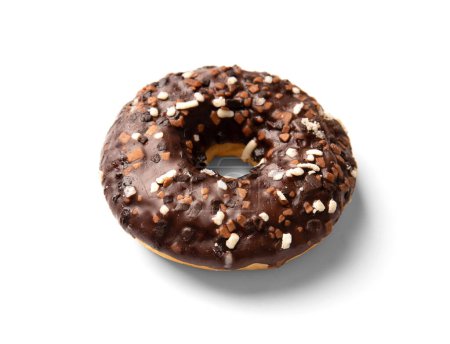 Téléchargez les photos : One donut in chocolate glaze sprinkled with pieces of white, milk and dark chocolate isolated on a white background. High-calorie junk food. Sweet snack. Baking for breakfast. - en image libre de droit