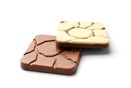 Téléchargez les photos : Lait et chocolat blanc forme carrée avec une belle texture avec des noix et des raisins secs l'un sur l'autre, isolé sur un fond blanc. - en image libre de droit