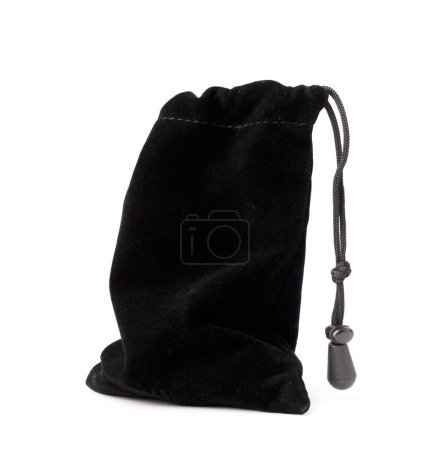 Téléchargez les photos : Pochette en tissu doux noir avec cordon isolé sur fond blanc. Sac velours noir. - en image libre de droit