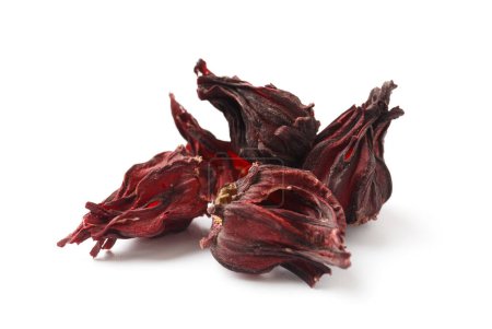 Téléchargez les photos : Hibiscus tea on a white background close-up. Dry flowers of red hibiscus on isolation. A handful of hibiscus for making tea. Ingredients for preparing a healthy drink. - en image libre de droit