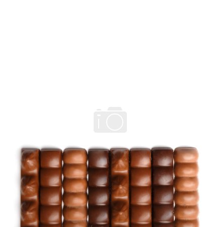 Foto de Barras de chocolate oscuro y leche sobre fondo blanco vista superior con espacio para texto. Chocolate en el espacio de copia aislamiento. - Imagen libre de derechos