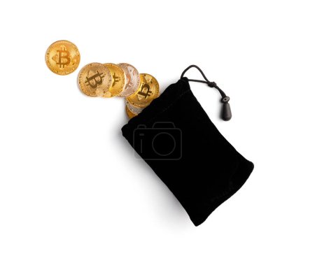 Foto de Bitcoins derrame de una bolsa negra sobre un fondo blanco, vista superior. Concepto de pago criptomoneda y uso de dinero digital. Cripto monedas de dinero, criptomoneda, ahorros, concepto de ganancias en línea. - Imagen libre de derechos