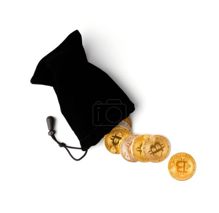 Foto de Los bitcoins se derraman de una bolsa negra sobre un fondo blanco, vista superior. Concepto de pago criptomoneda y uso de dinero digital. Cripto monedas de dinero, criptomoneda, ahorros, concepto de ganancias en línea. - Imagen libre de derechos