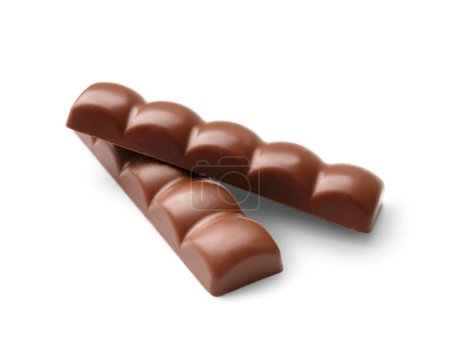 Téléchargez les photos : Barres chocolatées sur fond blanc, gros plan. Chocolat poreux et aéré. - en image libre de droit