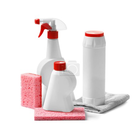 Foto de Conjunto de varias botellas de plástico con productos químicos para el hogar y herramientas de limpieza de la casa, aisladas en blanco. Detergentes y productos de limpieza en envases. El concepto de limpieza, casa limpia. - Imagen libre de derechos