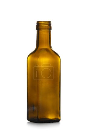 Foto de Botella de vidrio marrón oscuro de forma cuadrada vacía para bebidas alcohólicas y no alcohólicas, medicamentos, aceites, alimentos líquidos, aislados sobre fondo blanco. - Imagen libre de derechos