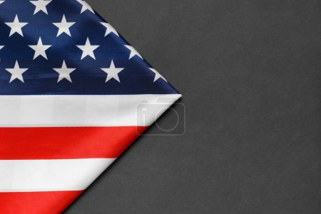 Téléchargez les photos : Étoiles et rayures drapeau américain sur fond noir, vue de dessus, espace de copie. La fierté du peuple américain. Symbole d'indépendance, de liberté et de patriotisme aux Etats-Unis - en image libre de droit