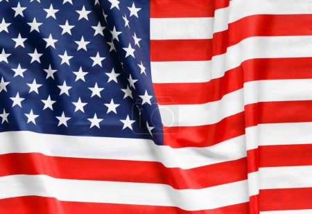 Foto de Una bandera americana de rayas estelares ondeando en el viento. El orgullo del pueblo estadounidense. Símbolo de independencia y patriotismo en los Estados Unidos. - Imagen libre de derechos