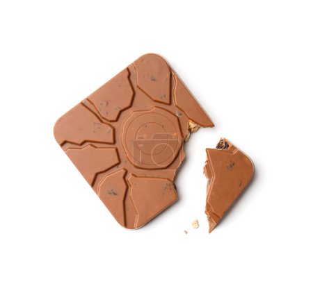 Foto de Chocolate con nueces y pasas forma cuadrada con una esquina rota sobre un fondo blanco, plano, vista superior. - Imagen libre de derechos