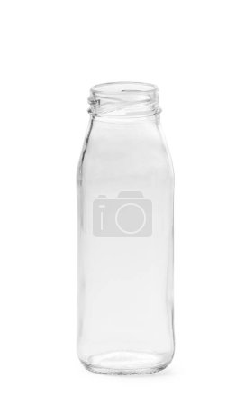 Téléchargez les photos : Bouteille transparente en verre vide pour boissons isolées sur fond blanc. Verrerie pour lait, jus, eau. - en image libre de droit