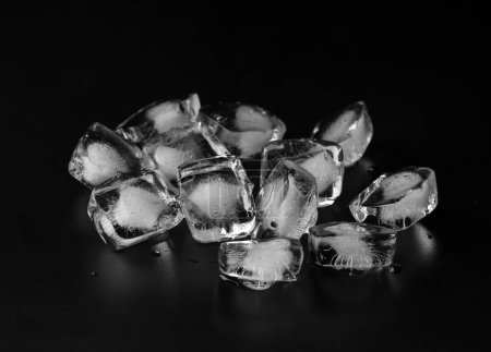 Téléchargez les photos : Cubes de glace isolés sur fond noir - en image libre de droit