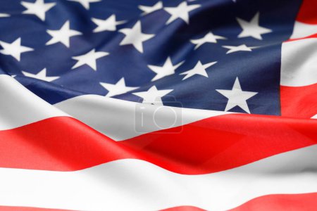 Foto de Una bandera americana de rayas estelares ondeando en el viento. El orgullo del pueblo estadounidense. Símbolo de independencia y patriotismo en los Estados Unidos. - Imagen libre de derechos