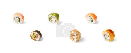 Téléchargez les photos : Ensemble de rouleaux de sushi aux crevettes, saumon, fromage, avocat isolé sur fond blanc, gros plan, publicité, bannière. - en image libre de droit