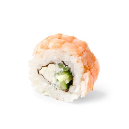 Téléchargez les photos : Rouleau de sushi aux crevettes, concombre et fromage à la crème en gros plan, isolé sur fond blanc. - en image libre de droit