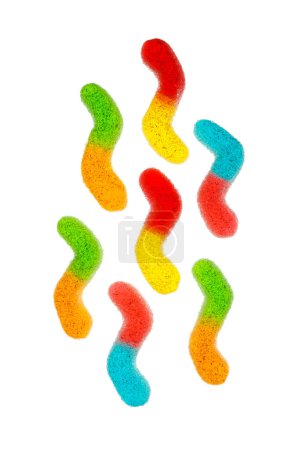 Foto de Gominolas multicolores en azúcar sobre fondo blanco, vista superior. Jalea, dulces de mermelada. - Imagen libre de derechos